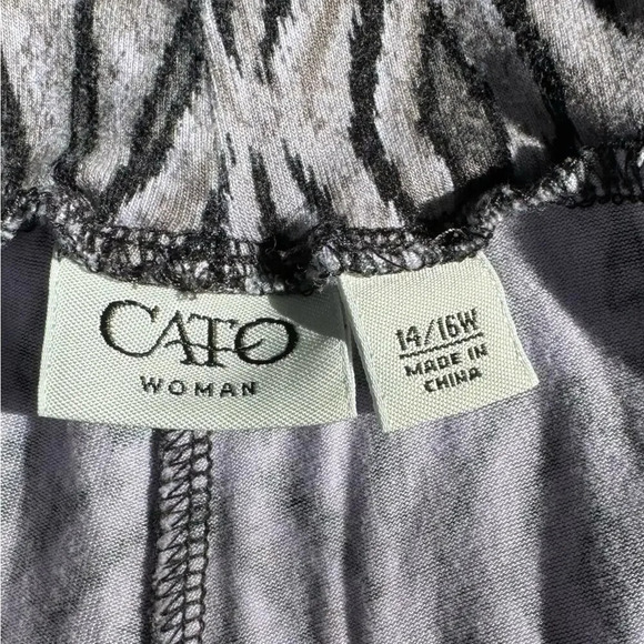 Cato Woman 14/16w black, gray and white diamond design stretchy pants wide leg - Picture 3 of 8